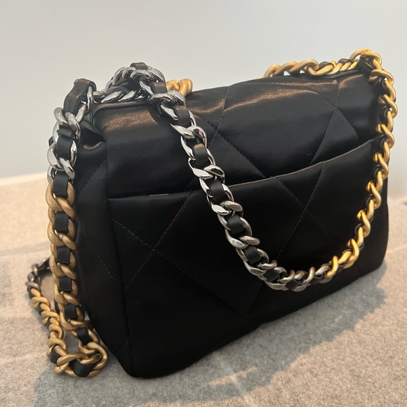 SOLD ON VESTIARE!!! Chanel 19 BRAND NEW - Picture 5 of 8